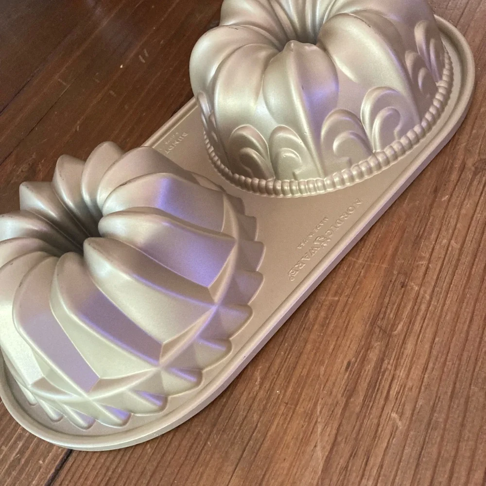 Williams Sonoma Gold Bundt Pan